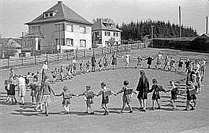 1950_55_schulhof an klocken kapelle_n_02